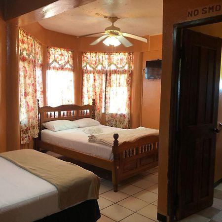 Chaleanor Hotel Dangriga Dış mekan fotoğraf