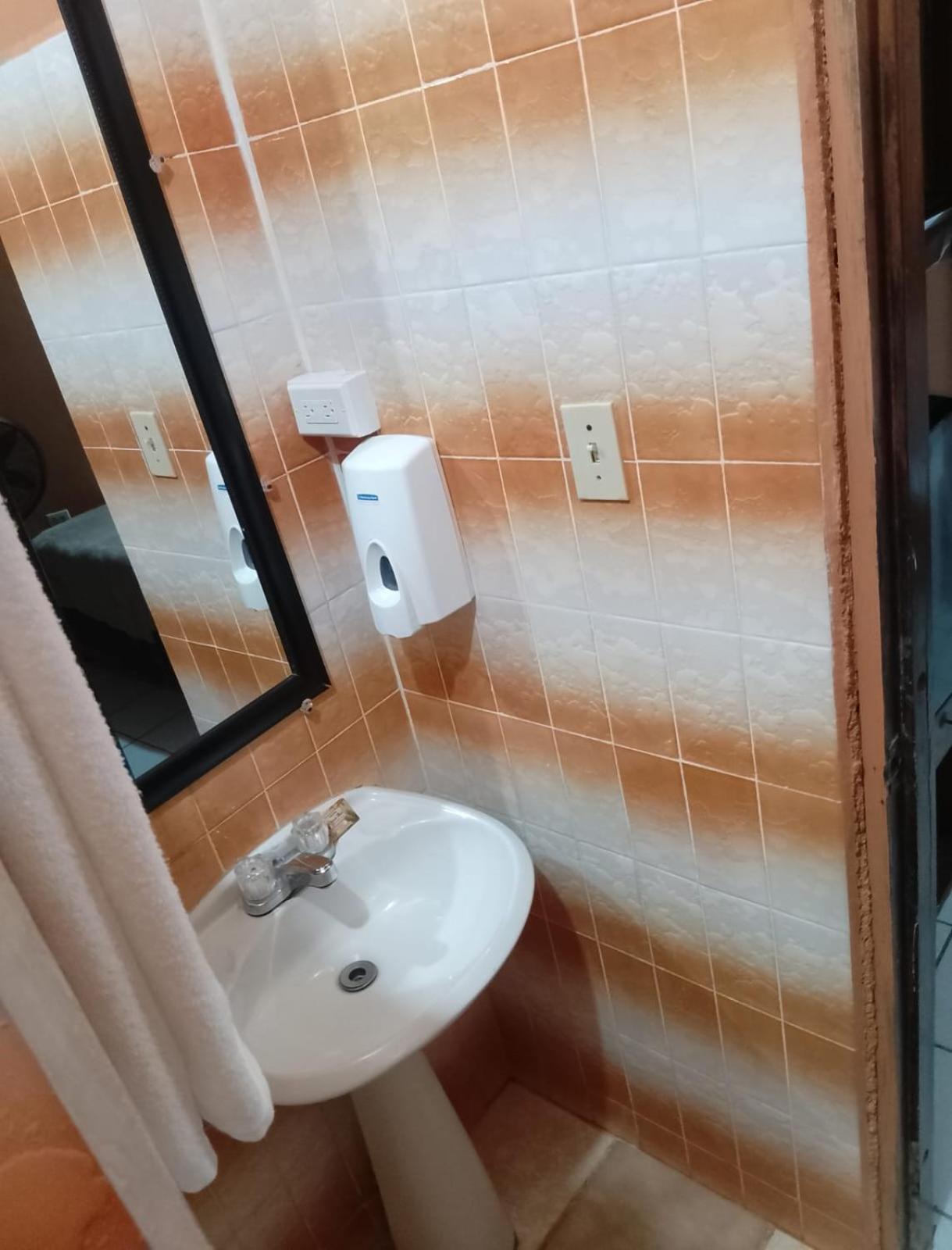 Chaleanor Hotel Dangriga Dış mekan fotoğraf