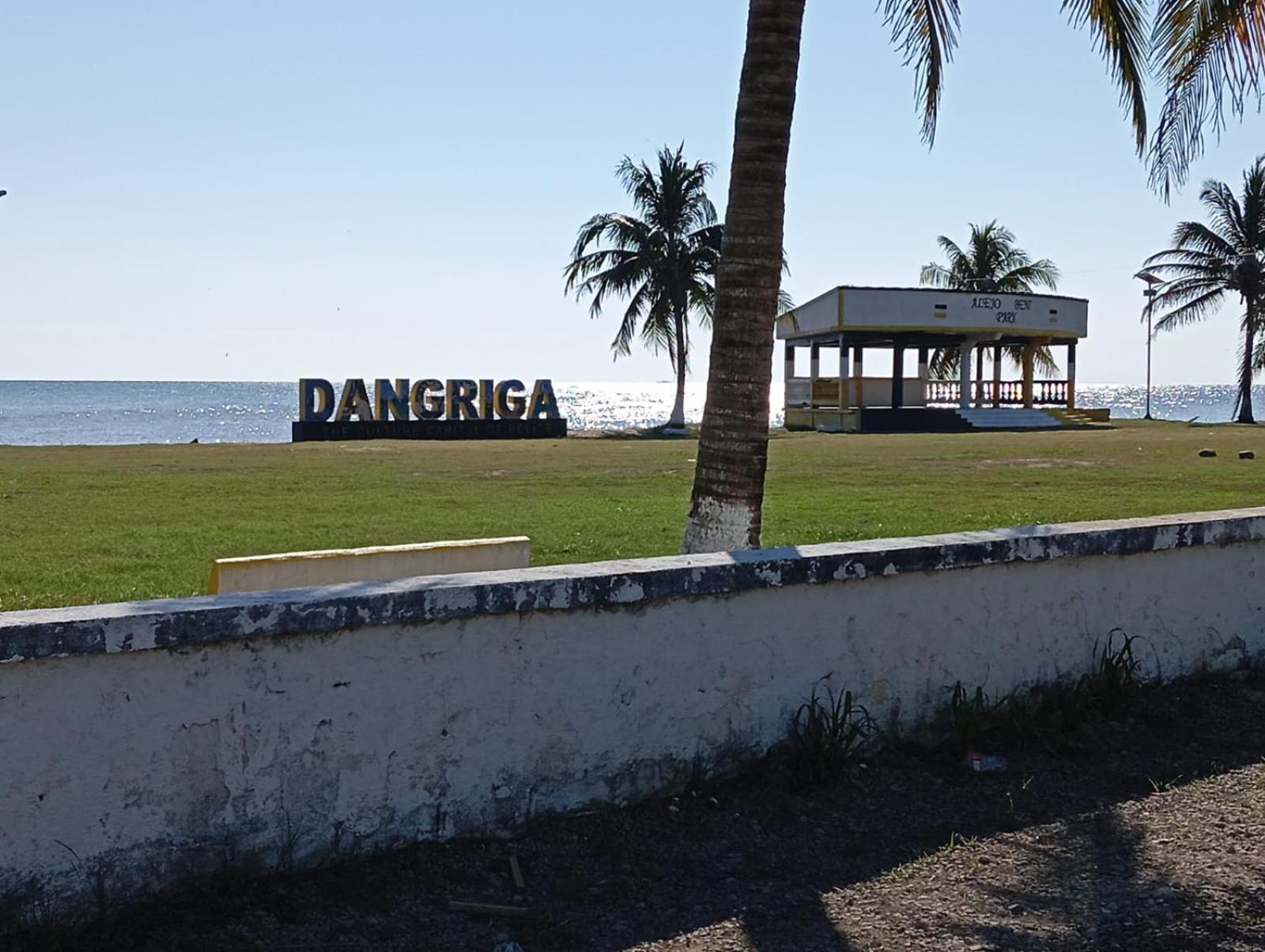 Chaleanor Hotel Dangriga Dış mekan fotoğraf