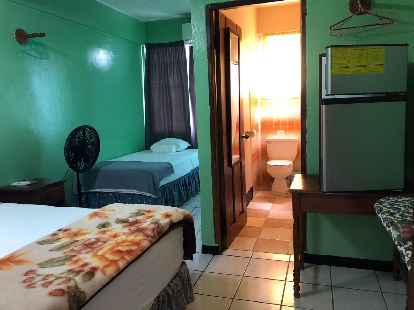 Chaleanor Hotel Dangriga Dış mekan fotoğraf