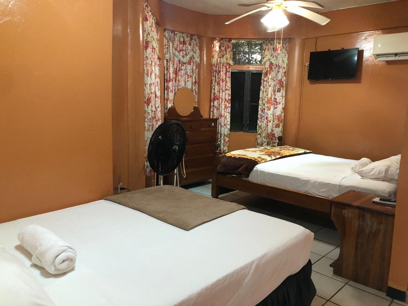 Chaleanor Hotel Dangriga Dış mekan fotoğraf