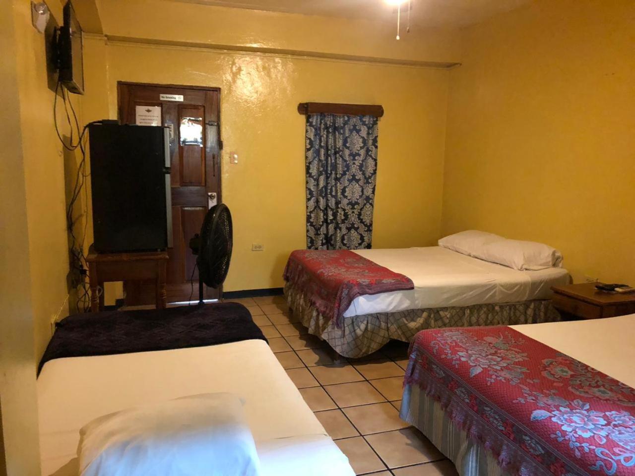 Chaleanor Hotel Dangriga Dış mekan fotoğraf