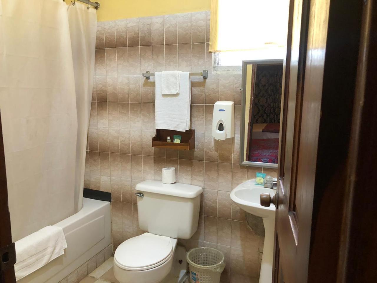 Chaleanor Hotel Dangriga Dış mekan fotoğraf