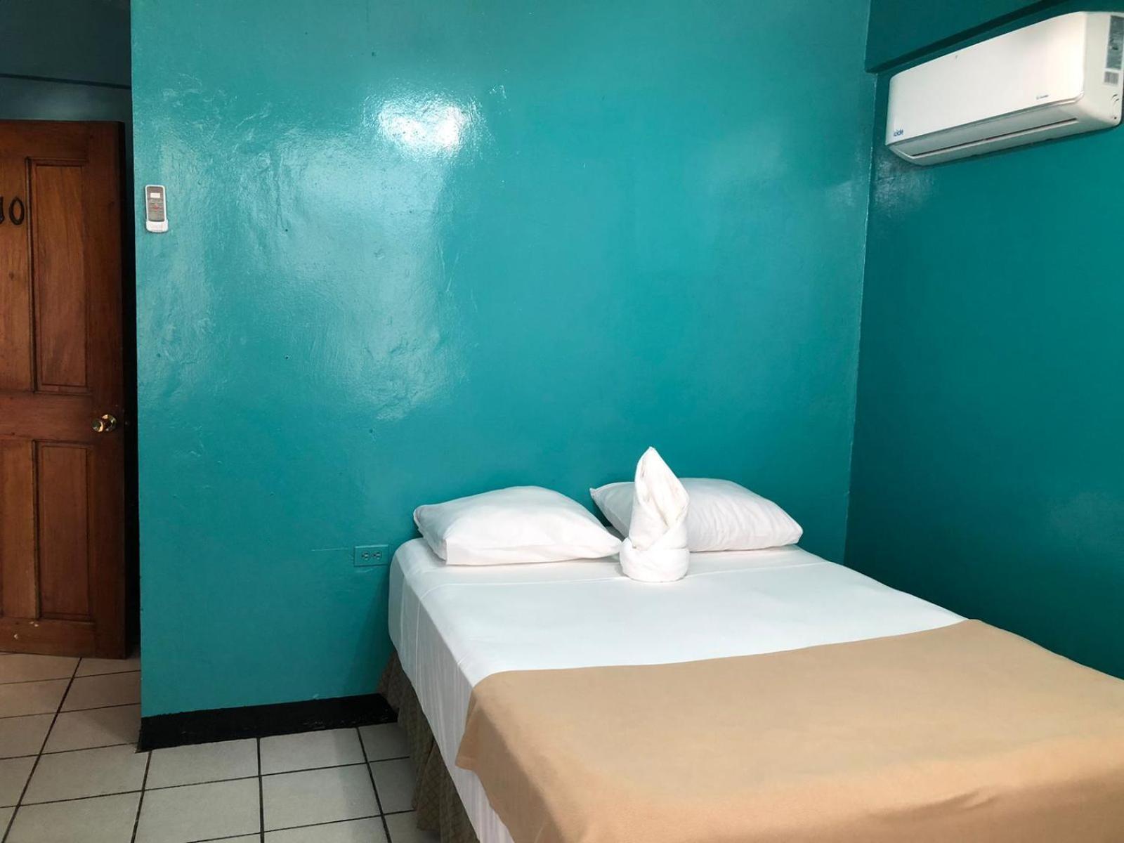 Chaleanor Hotel Dangriga Dış mekan fotoğraf
