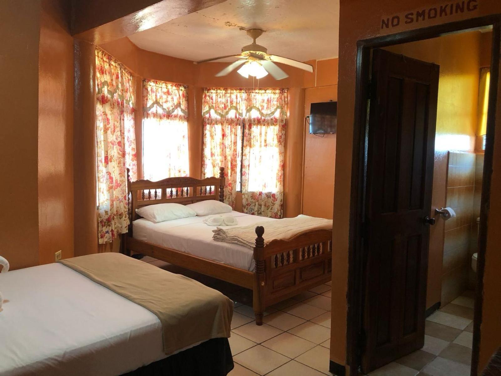Chaleanor Hotel Dangriga Dış mekan fotoğraf
