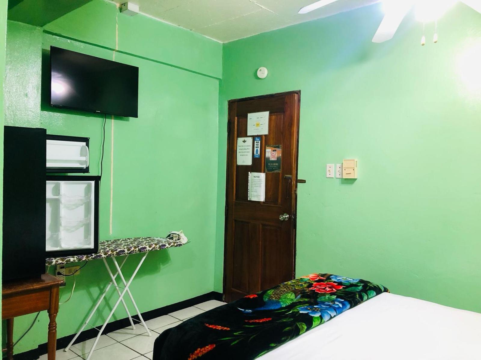 Chaleanor Hotel Dangriga Dış mekan fotoğraf