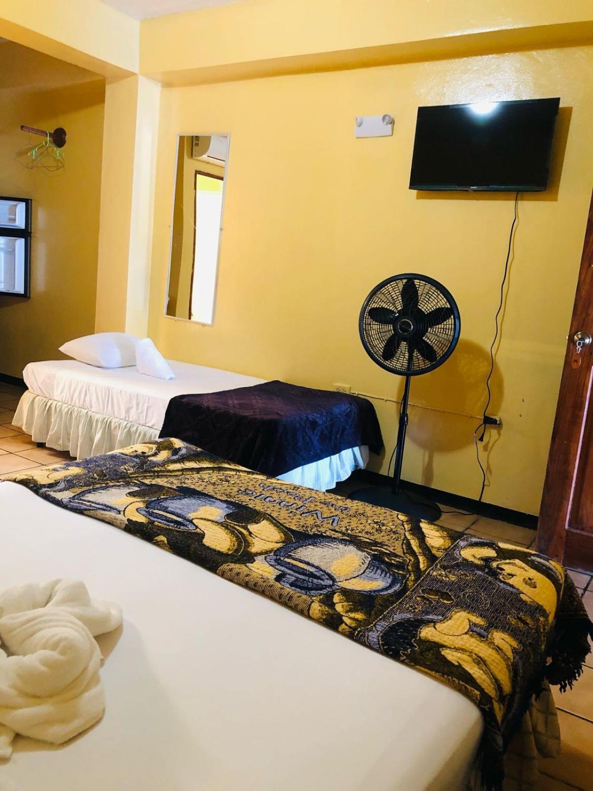 Chaleanor Hotel Dangriga Dış mekan fotoğraf