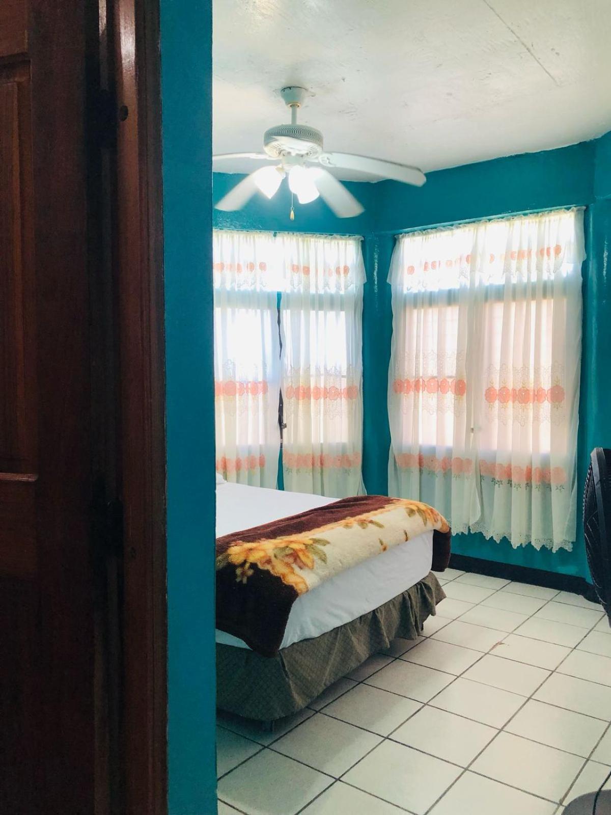 Chaleanor Hotel Dangriga Dış mekan fotoğraf
